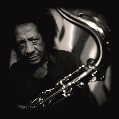 LoSpeakerCorner's tweet image. Il sax di James Senese ha segnato un’epoca. Tutta l’intensità di uno sguardo che il fotografo Augusto De Luca trasforma in memoria viva wp.me/p60RNT-gtE #augustodeluca #jamessenese #sax