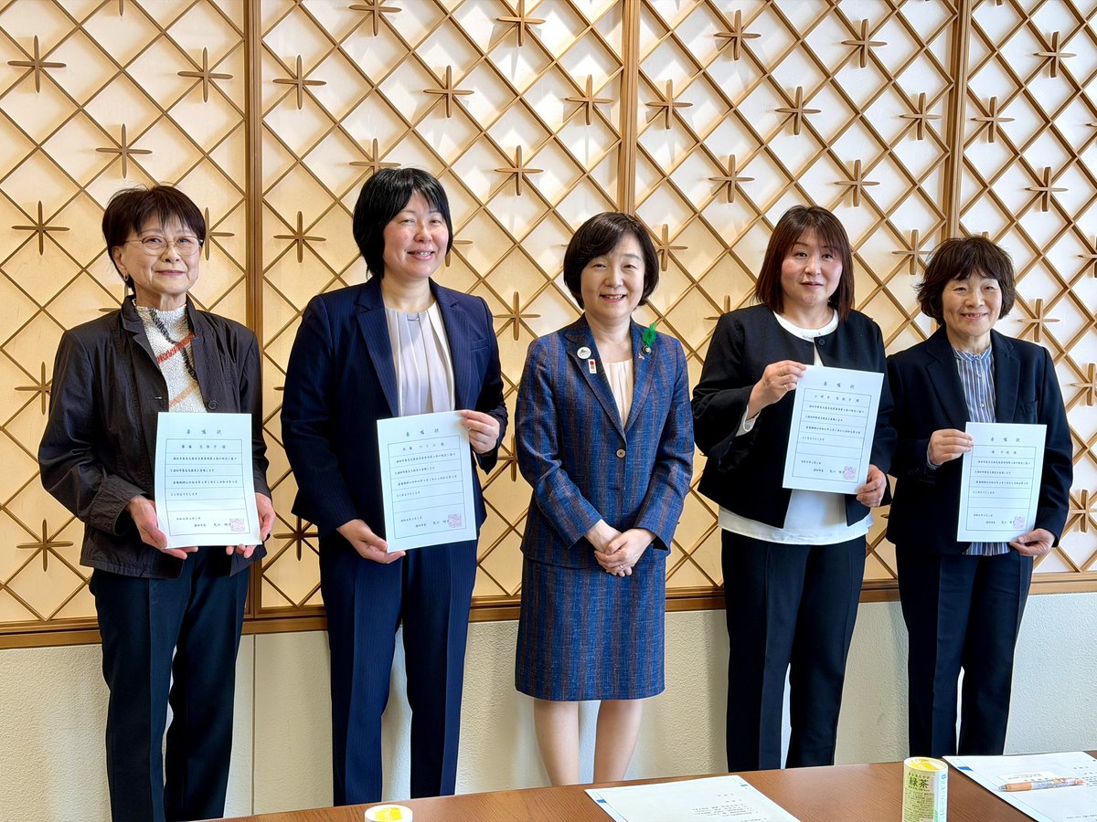 ayateck's tweet photo. 2026年4月20日に酒田市役所にて、令和８年度 酒田市 集落支援員 委嘱状交付式が行われました。4月より集落支援員に着任されている、酒田市八幡地域 観音寺地区の堀 千秋さんと小野寺 智佳子さん、八幡地域 大沢地区の兵藤ひとみさん、平田地域 田沢地区の齋藤 志保子さんの合計４名に、酒田市の矢口明子市長より委嘱状が交付されました。その様子と、懇談の様子を、ほぼノーカットでYouTubeに公開しましたので以下よりご覧ください！
https://t.co/M5OYK8Xqzi

大沢地区の集落支援員に着任された兵藤ひとみさんは、10年以上前に酒田市立・八幡小学校で先生をされていて副担任をしていた学年に、大沢地区の小学生として川俣椋嵩くんがいらっしゃったとのこと。その後、2024年7月の豪雨災害の後、9月にミライニで開催された「MIRAINIアカデミー」での阿部彩人のトークライブに娘さんと一緒に参加されていたことがきっかけで、阿部彩人が代表、川俣椋嵩くんが事務局長を務める「酒田やわた未来会議」へと参加することに。

八幡地域での被災農地ボランティアなどの活動をメンバーとしてされた後、2025年4月からは農村RMO「大沢わぐわぐ未来協議会」の事務局としても活動され、「大沢地区未来づくりビジョン」や「大沢地区 集落の教科書」の制作にも携わってこられました。

大沢地区には地域おこし協力隊として備前元太さん、集落支援員として兵藤ひとみさんと相蘇弥さんと、合計３名が大沢コミュニティセンターを活動拠点として常駐されることとなり、大沢地区で「みんなでつくる、あたらしいふるさと」をスローガンに、地域づくり・地域おこしの活動を一緒に行っていきます。

観音寺地区の堀 千秋さんと小野寺 智佳子さん、私と集落支援員の同期だった、再着任となった平田地域 田沢地区の齋藤 志保子さんと、酒田市の集落支援員の皆さんが増えて各地域で活動されていくことは、とても嬉しく楽しみに思っております。今後とも、よろしくお願いいたします！