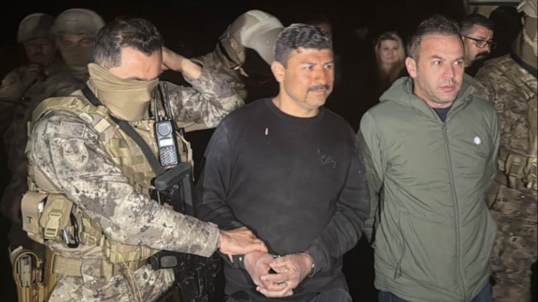polissorunlar's tweet image. Uşak'ta aile içi şiddet ihbarına giden polislere pompalı tüfekle ateş açan saldırgan özel harekat ekiplerinin gelmesiyle yakalandı. 

Yaralanan 2 polisten birinin durumu ağır.
#Polis #Uşak