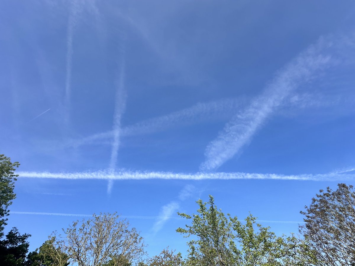 Voilà au réveil ce matin😡
L’avion laisse une trace qui disparaît très vite. Je ne suis pas complotiste. 
Les complotistes sont ceux qui organisent cet empoisonnement de notre air. 
Regardez comment le ciel se voile 😡