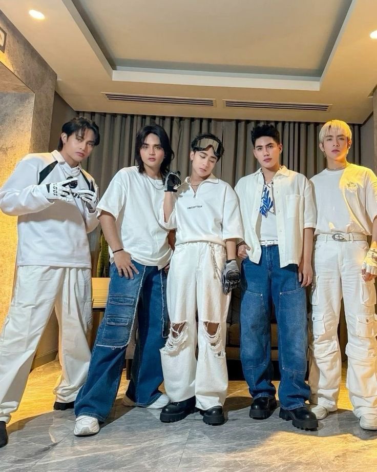 neumunn's tweet photo. Sana ibalik yung ganitong style. Lightweight lang mga suot madali makasayaw tapos mas okay ganito colors for them kesa dark colors mas stand out kagwapuhan talaga nila pag ganito 🙏💙 https://t.co/jP15H7A99V
