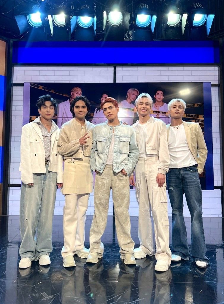 neumunn's tweet photo. Sana ibalik yung ganitong style. Lightweight lang mga suot madali makasayaw tapos mas okay ganito colors for them kesa dark colors mas stand out kagwapuhan talaga nila pag ganito 🙏💙 https://t.co/jP15H7A99V