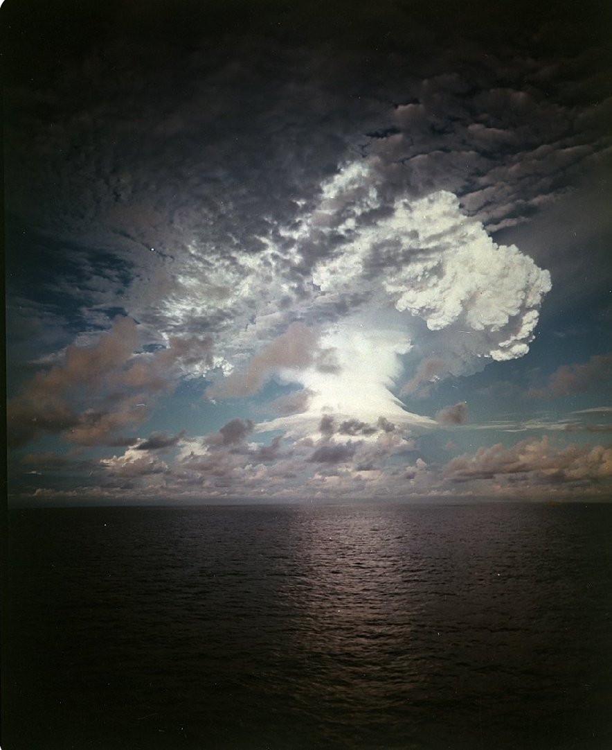 emp_nort's tweet photo. ¿Cumulonimbus o nuke?
"Ivy Mike" 
10.4 Megatones
Fotografiada a 80 kilometros de distancia. https://t.co/veVHLA9OiN