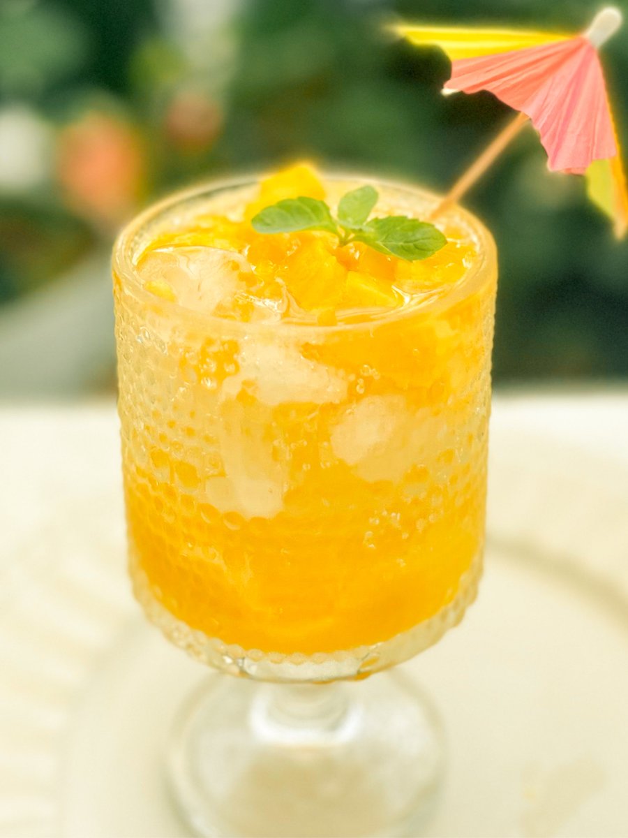 Syedarif2104's tweet image. "Beat the heat with a 5-min Mango Mint Cooler!  Blend 1 ripe mango, 8 mint leaves,  cup coconut water, 1 tsp lime juice, u0026 ice. Garnish with mint/mango slice. Refreshing, tropical, u0026 vegan! #QuickDrinks #MangoLover"