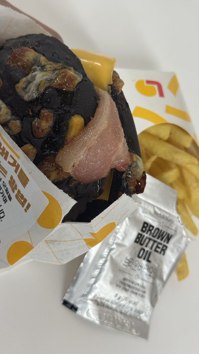 번트비프버거는
브라운 버터 오일 뿌리고 나서가 진짜임

고소한 풍미가 더해지니까
맛이 한 번 더 깊어지는 느낌

#롯데리아 #lotteria #삐딱한천재 #번트비프버거 #삐딱한천재버거 #이찬양셰프