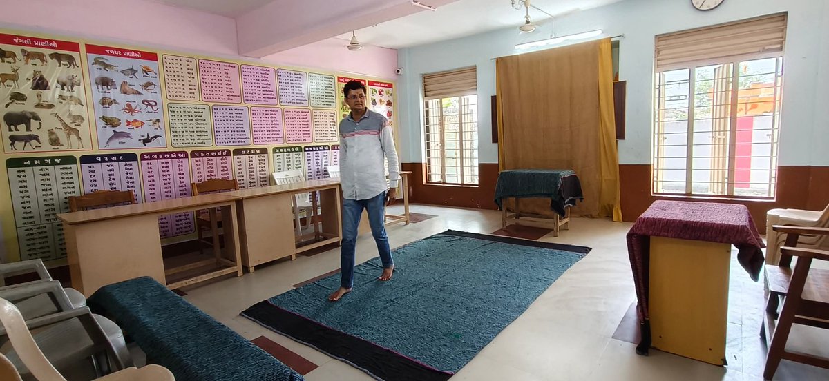 RJRam_Ahir's tweet photo. એક અનોખો શિક્ષક @RAGHAV47686807
મોટા માંડવડા પ્રા. શાળા (અમરેલી)
ચૂંટણી દરમિયાન પોતાની શાળામાં આવનાર  શિક્ષક મિત્રોને કોઈ પ્રકારની તકલીફ ન પડે તે માટે નાસ્તો,ચોકલેટ, ગ્લુકોઝ,સાબુ,શેમ્પૂ સાથે સુવિધાસભર બુથ તૈયાર કર્યું. ઉપરાંત કાંઈ અગવડ પડે તો ગમે ત્યારે ફોન કરજો એવું પણ કહ્યું. https://t.co/qq1Wkp3Q7j