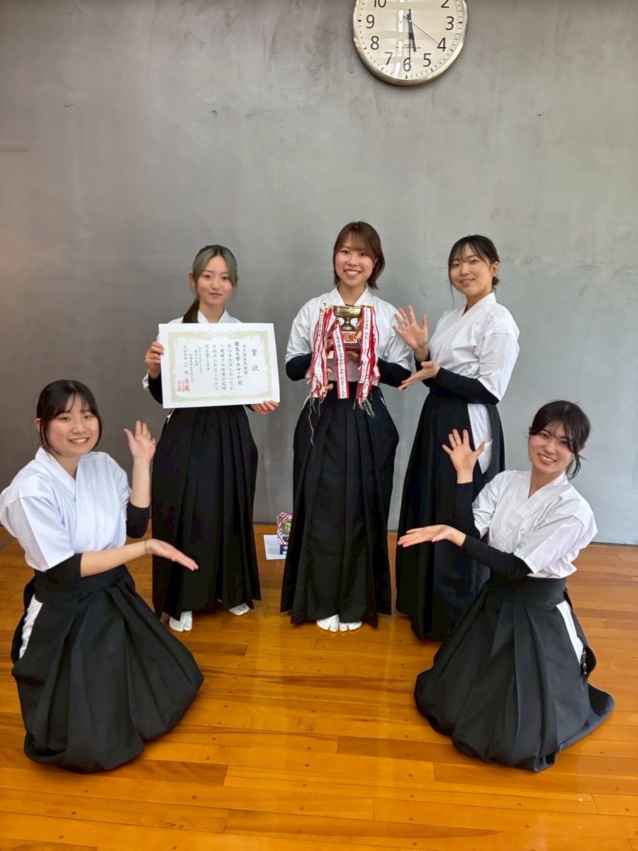 kuramoto910's tweet photo. 4/25に三豊市弓道場で春四国大会が行われました。
結果は…🎯

団体戦
男子　優勝🏆　　徳島大学
女子　優勝🏆　　徳島大学Aチーム
　　　準優勝🥈　徳島大学Bチーム

男子最多的中賞🥇　青野さん
女子最多的中賞🥇　城戸さん

↓ https://t.co/t2PSXTgHba