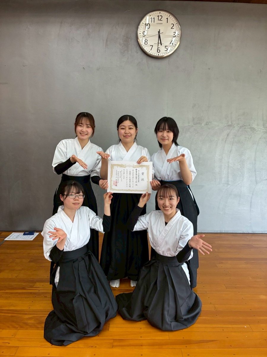 kuramoto910's tweet photo. 4/25に三豊市弓道場で春四国大会が行われました。
結果は…🎯

団体戦
男子　優勝🏆　　徳島大学
女子　優勝🏆　　徳島大学Aチーム
　　　準優勝🥈　徳島大学Bチーム

男子最多的中賞🥇　青野さん
女子最多的中賞🥇　城戸さん

↓ https://t.co/t2PSXTgHba