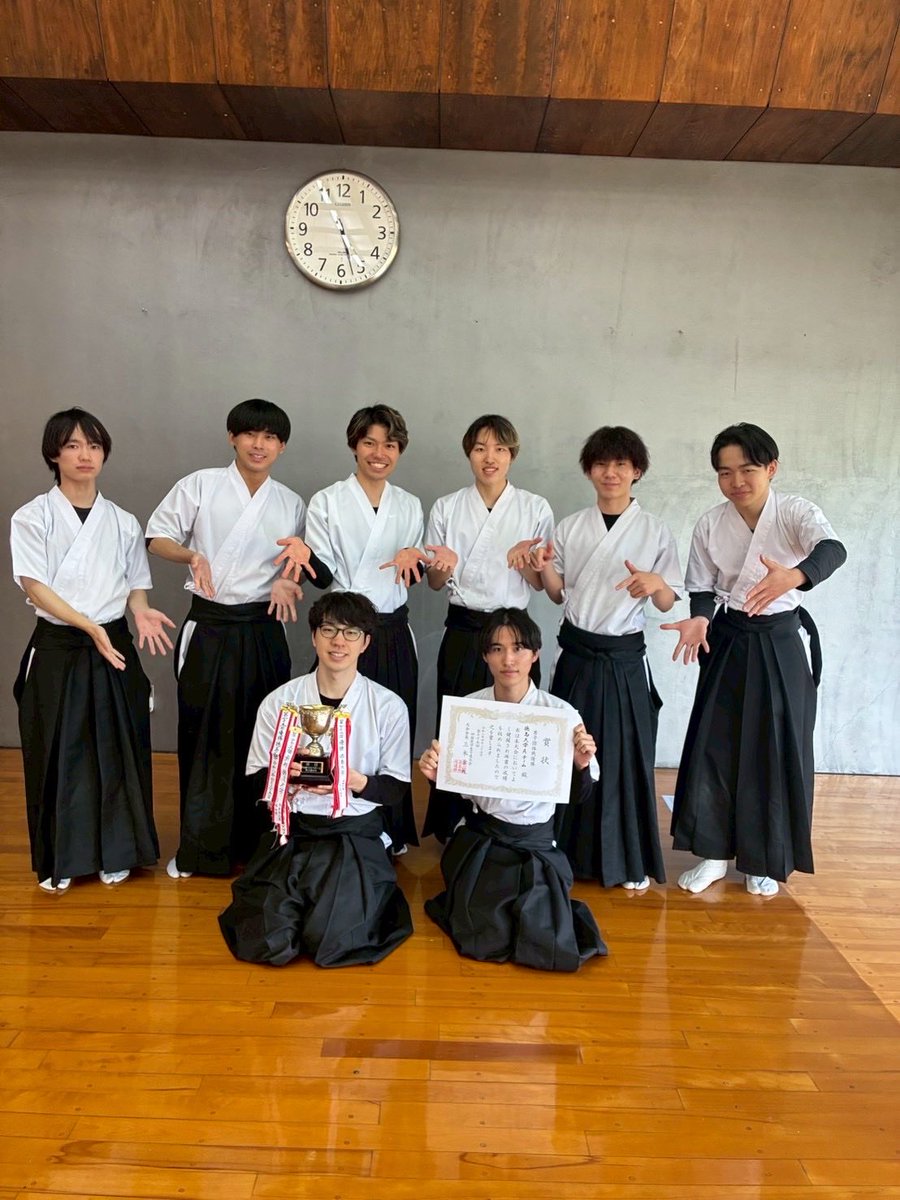 kuramoto910's tweet photo. 4/25に三豊市弓道場で春四国大会が行われました。
結果は…🎯

団体戦
男子　優勝🏆　　徳島大学
女子　優勝🏆　　徳島大学Aチーム
　　　準優勝🥈　徳島大学Bチーム

男子最多的中賞🥇　青野さん
女子最多的中賞🥇　城戸さん

↓ https://t.co/t2PSXTgHba