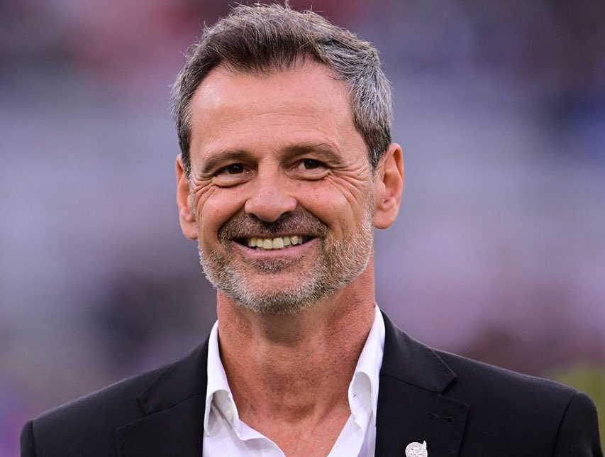 Este señor metió a un equipo sin delantero y mas malo q el Irapuato a la liguilla del fútbol mexicano.