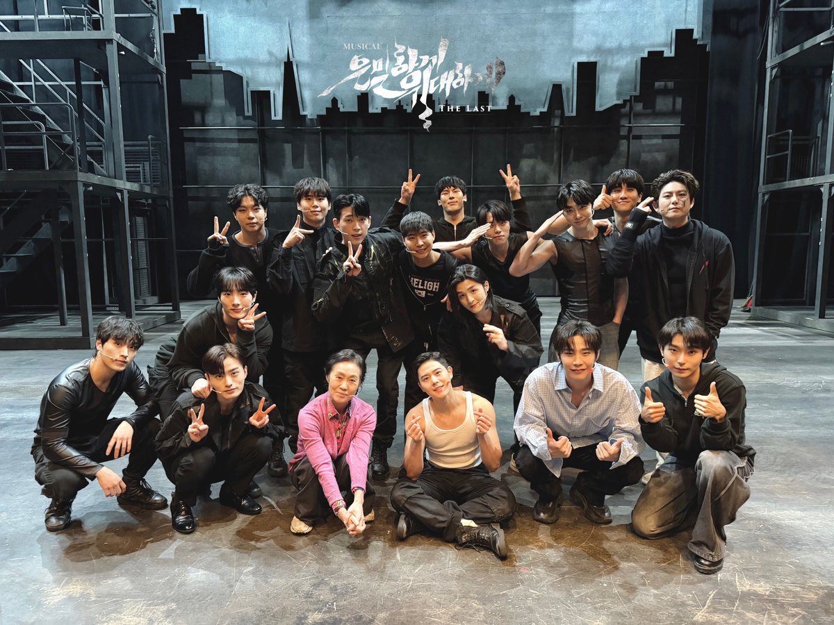 | PHOTO | #은위더라스트

𝑮𝑶𝑶𝑫-𝑩𝒀𝑬  🫡
📢 마지막 공연 사진

"기억한다 당신이 날"

4/26(일) 14:00 공연 배우들의
#은밀하게위대하게 마지막 공연을
함께해 주신 모든 분들께 감사합니다.

𝟏𝟎𝐓𝐇 𝐀𝐍𝐍𝐈𝐕𝐄𝐑𝐒𝐀𝐑𝐘
뮤지컬 <은밀하게 위대하게:THE LAST>
26.01.30-04.26 | NOL