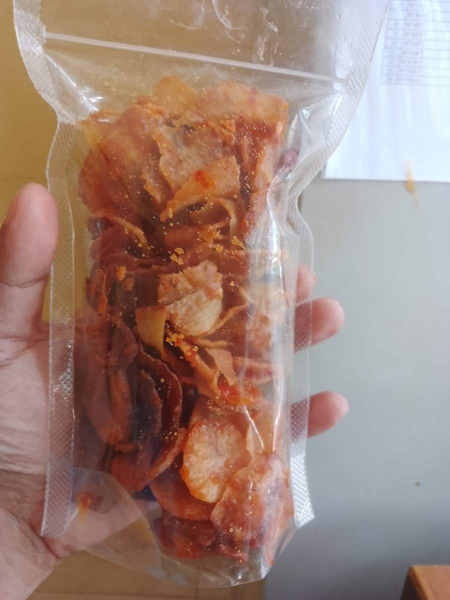 ngemil  Siang  nya yg pedes 

jalian sambil ngemil juga kah ?