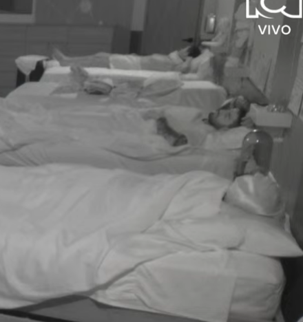 TEBI TIENE UNA MOVEDRA DE PIE
QUE SIENTO QUE ESTA ES QUE SE VA PA LA CAMA DE ALEXA
 JAJAAHAH
#LaCasaDeLosFamososCol3