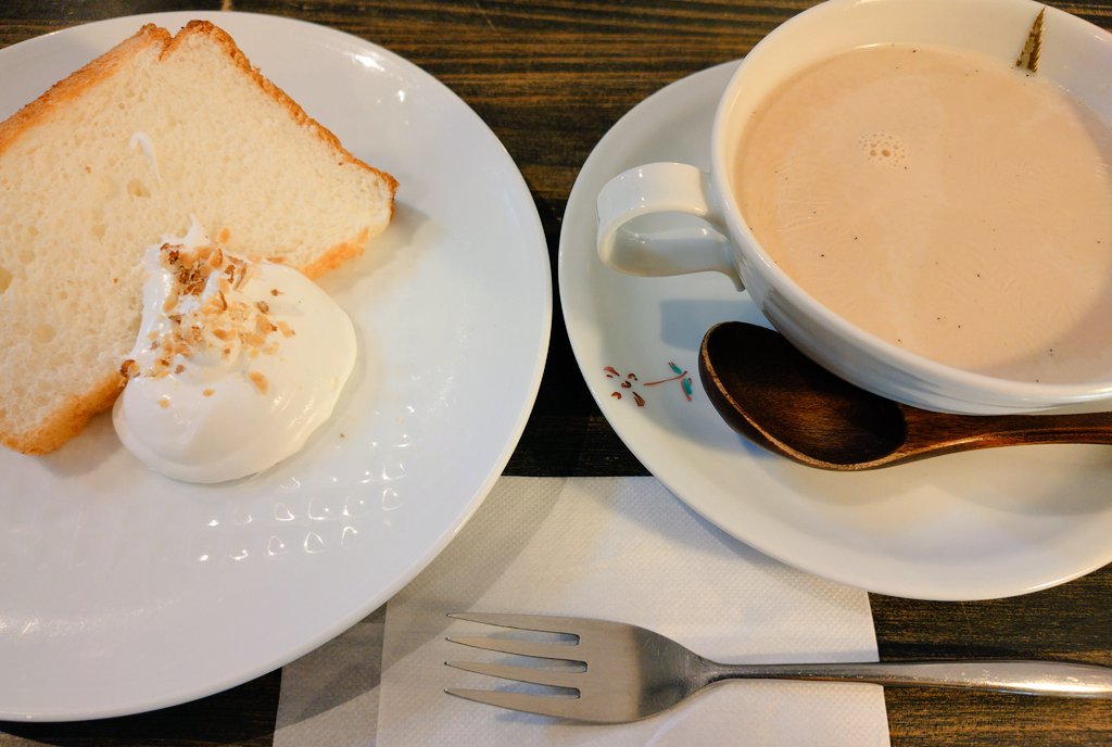 お茶会開催ありがとうございます☕️＆ウィリアムさんお誕生日おめでとうございます！🎉
桜葉のほうじ茶ミルクティー＆お店の方曰く白いシフォンケーキでお祝いです(*´︶`)
#あわいの民エアお茶会