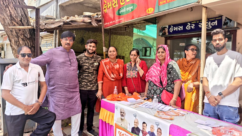 AmitThakerBJP's tweet photo. શક્તિકેંદ્ર ઈનચાર્જ, બુથ ઇન્ચાર્જ તથા ઉપસ્થિત સૌ કાર્યકર્તાઓને જંગી મતદાન કરાવવા માટે અનુરોધ કર્યો.
#મારો_વોટ_ભાજપને
#કમળ_ખીલશે_વિકાસ_જીતશે
#Vote4BJP #vote2026 #Vote4Development https://t.co/Bs28L9FiqR