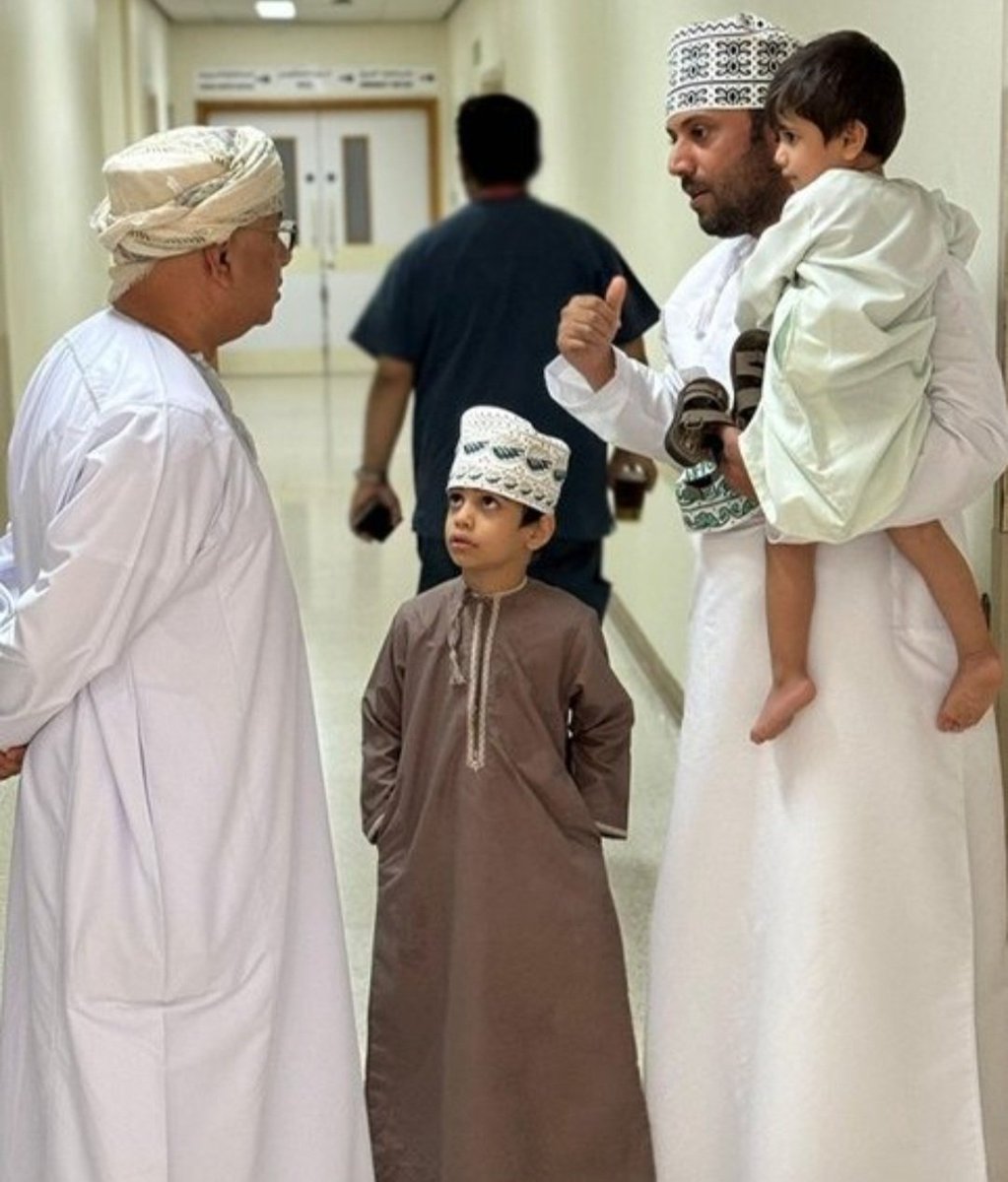 يتابع بنفسه وبدون جيش من الموظفين الذين يستعين بهم بعض المسؤولين، وبعضهم بمستوى مدير عام عند زياراتهم الميدانية. 
يقول: أنا طبيب بمرتبة وزير، وسأظل طبيبًا همي راحة المرضى وتوفير أقصى درجات الرضا لهم.
أنا هنا لا أمدح، بل أريد أن أقول لو أن كل وزير نزل إلى الميدان بنفسه، فسوف يشاهد