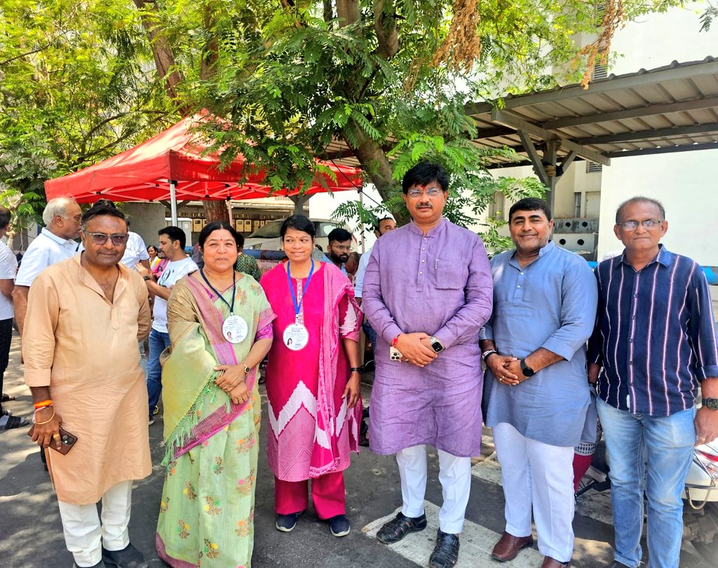 AmitThakerBJP's tweet photo. શક્તિકેંદ્ર ઈનચાર્જ, બુથ ઇન્ચાર્જ તથા ઉપસ્થિત સૌ કાર્યકર્તાઓને જંગી મતદાન કરાવવા માટે અનુરોધ કર્યો.
#મારો_વોટ_ભાજપને
#કમળ_ખીલશે_વિકાસ_જીતશે
#Vote4BJP #vote2026 #Vote4Development https://t.co/Bs28L9FiqR