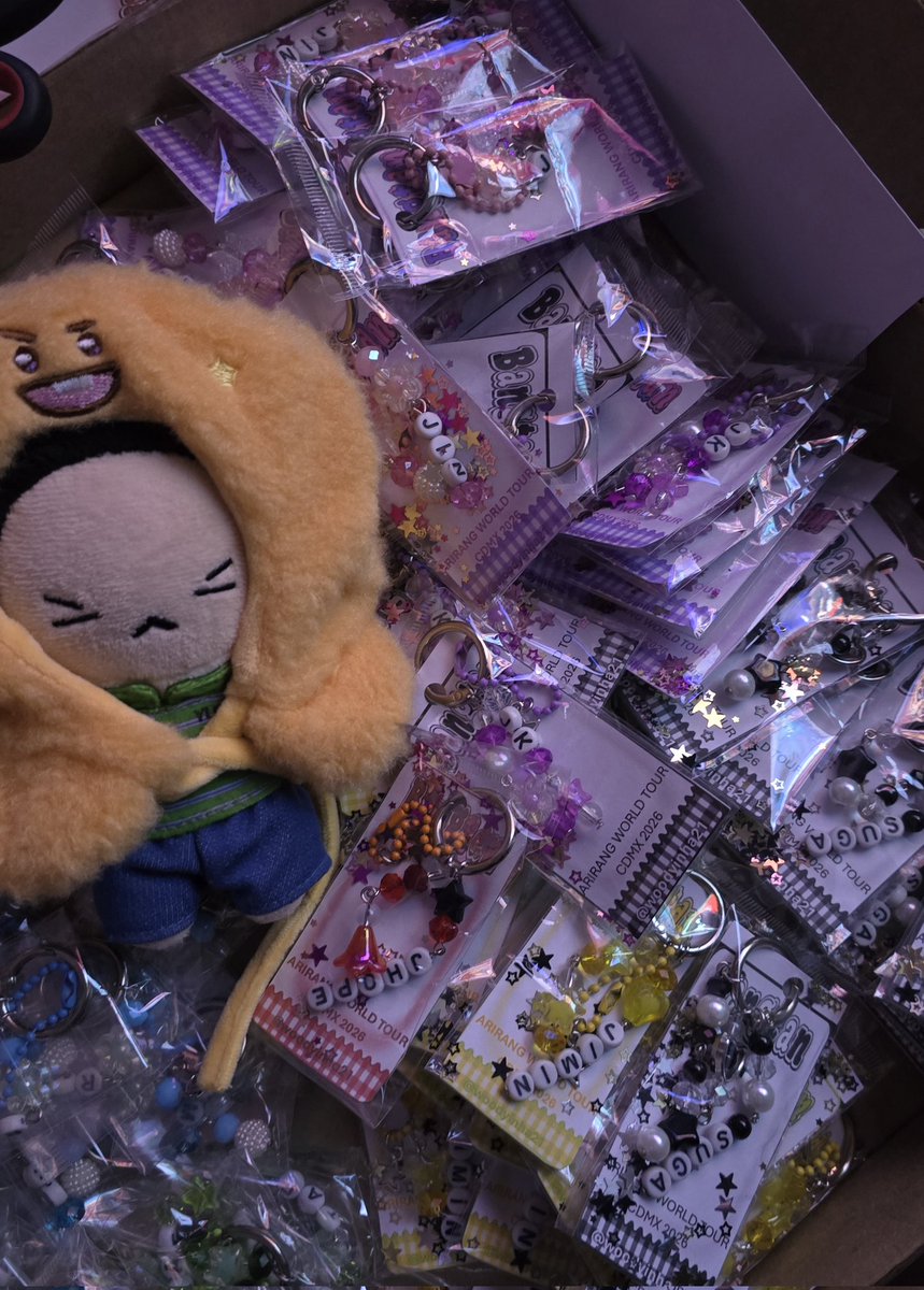 AleeeSB's tweet image. Estamos terminando de empaquetar los freebies, aun me faltan los de Tae y Nam