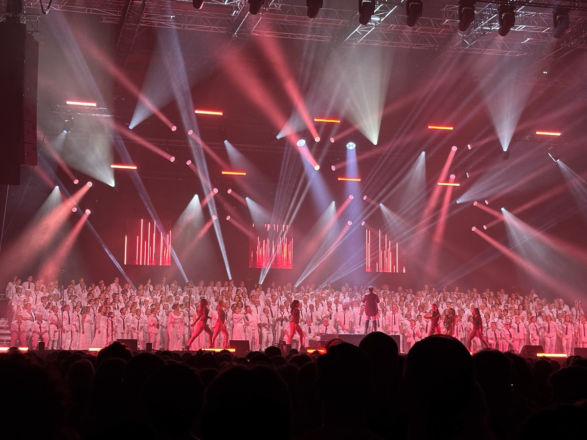 christinetaffo1's tweet image. Un chœur de 400 personnes a fait vibrer Antarès #lesintemporels #lemans
Une très belle interprétation de Mylène Farmer et de Johnny Hallyday accompagnée de messages de paix, de fraternité tt en mettant en avant l’inclusion, notamment avec la prestation d’élèves malentendants. 👏🏻
