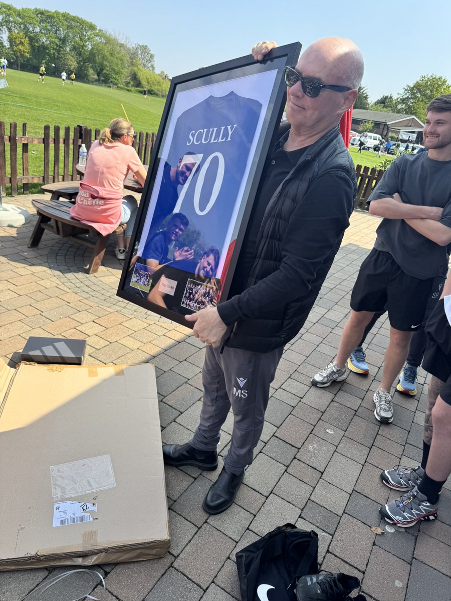 MetrogasSundays's tweet photo. Happy birthday to the biggest legend this club will ever see, The Sunday Guardiola, our gaffer Super Micky Scully! Have a great day mate! 🥳🥳🥳

#bushbushgas 💙🤍⛽️🤍💙 https://t.co/MAc9s05zK1