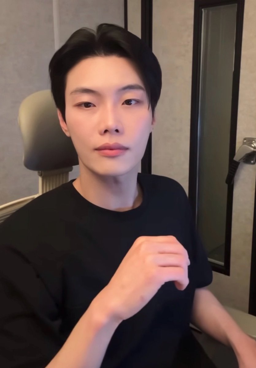 비비빔냉 tweet media