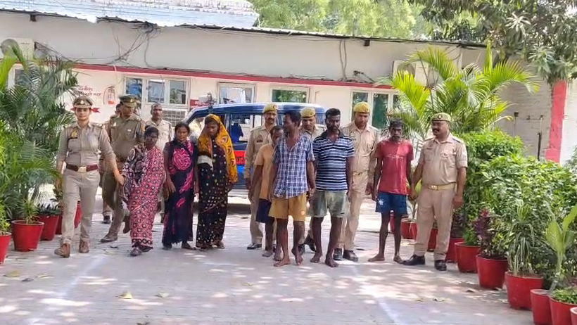 bstvlive's tweet photo. चन्दौली

➡️ 16 लाख की ठगी का पुलिस ने किया खुलासा
➡️ पुलिस ने 7 शातिर ठगों को किया गिरफ्तार
➡️ गिरोह के कब्जे से 15.80 लाख नगद बरामद
➡️ ज्वैलर्स को सोना देने के नाम पर बनाया शिकार
➡️ पहले असली सोना देकर जीता भरोसा, फिर ठगा
➡️ पोटली में सोना नहीं, नकली धातु के टुकड़े निकले
➡️ ठगी कर परिवार सहित फरार हो जाता था गैंग
➡️ शातिर आरोपी ओडिशा के रहने वाले बताए जा रहे
➡️ चकिया पुलिस टीम को मिली सफलता
#Chandauli #Fraud @chandaulipolice