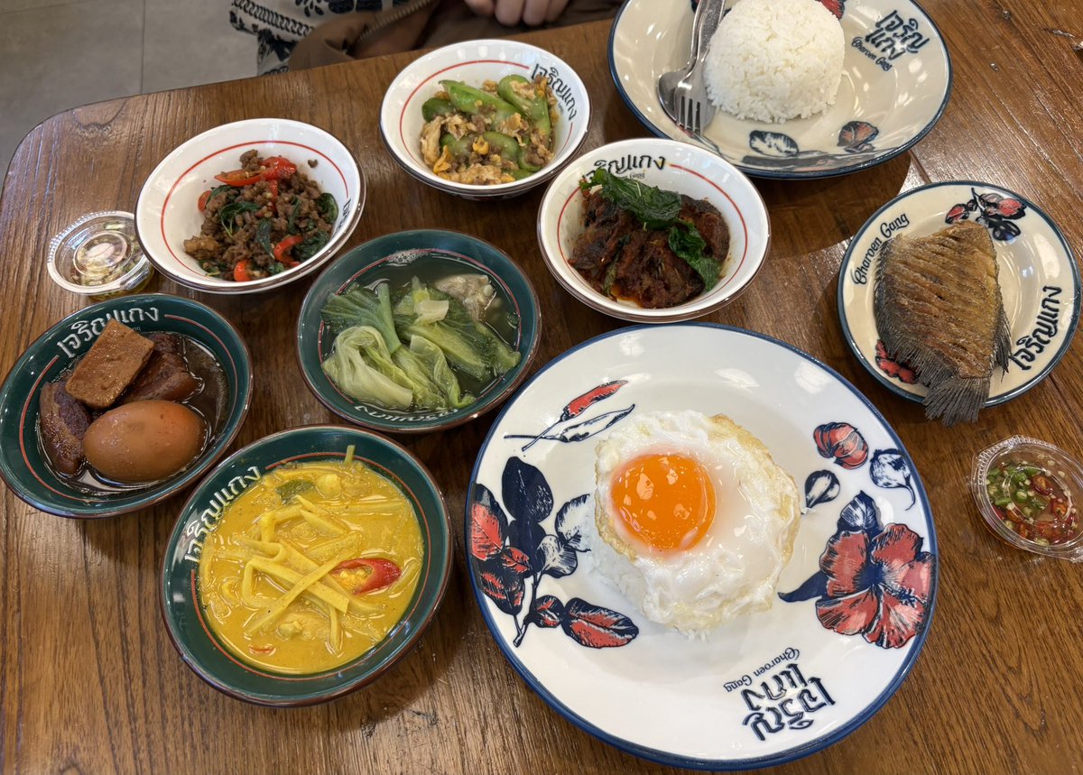 Max7878135's tweet photo. ข้าวแกงพรีเมี่ยมอร่อยแต่แพงครับ https://t.co/upDBjSnSas