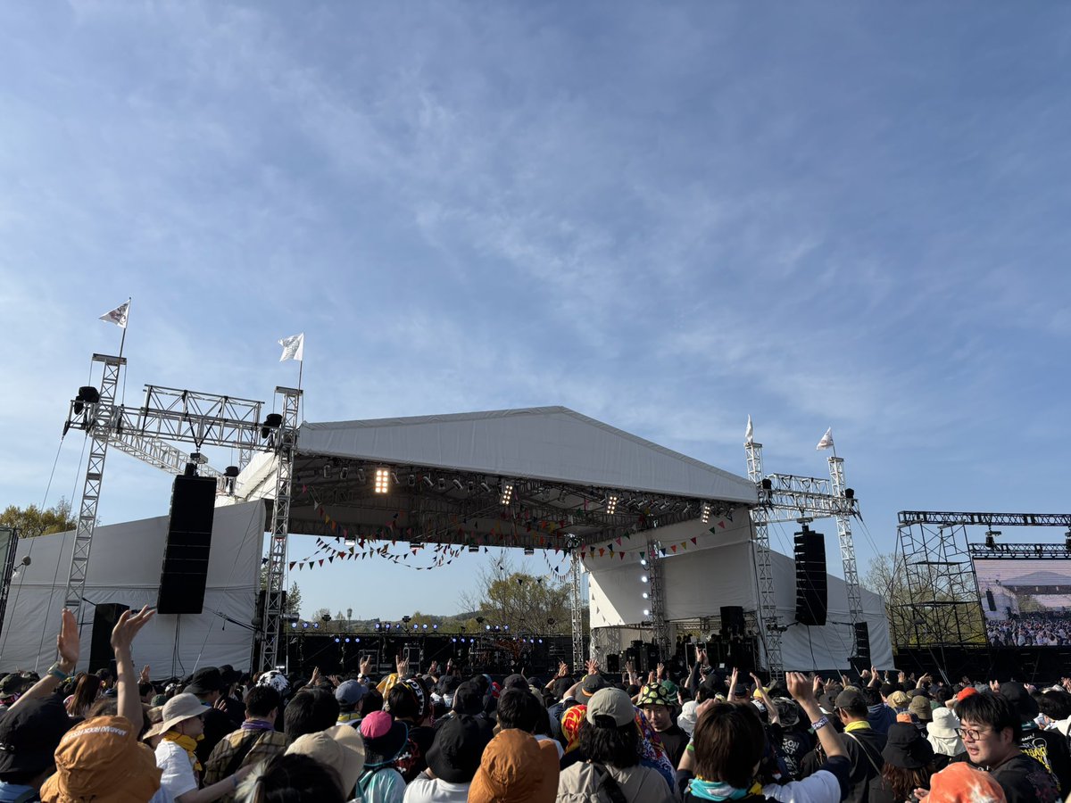 T.M.Revolutionすげえ楽しかった！めちゃめちゃ気持ちよく客を盛り上げるやん！MCも面白いし、
終盤の怒涛のヒット曲連発がもう楽しすぎて感動だわ。
TMR「うっかり！？」
客＼タカノリの！！／
で爆笑😂
タカノリの！を客に歌わせるんだww
この人がキングof エンタメだわ！！
#アラバキ