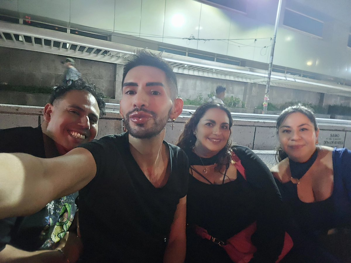 DramaQueenRemix's tweet photo. Se nos hizo fácil seguirla 🤣 según era una chela y cuando vimos ya eran un chingo de jarras 🤣 HAHAHAHAHAHAHA ay conmigo nada es tranqui di! 🤣 #Her #Karen #Laurita #SixtiesBar 🖤 Una #CopaLigera muy chingona! Un gusto preciosas! 🖤 https://t.co/n0hFra68rl