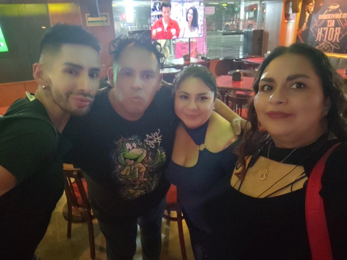 DramaQueenRemix's tweet photo. Se nos hizo fácil seguirla 🤣 según era una chela y cuando vimos ya eran un chingo de jarras 🤣 HAHAHAHAHAHAHA ay conmigo nada es tranqui di! 🤣 #Her #Karen #Laurita #SixtiesBar 🖤 Una #CopaLigera muy chingona! Un gusto preciosas! 🖤 https://t.co/n0hFra68rl