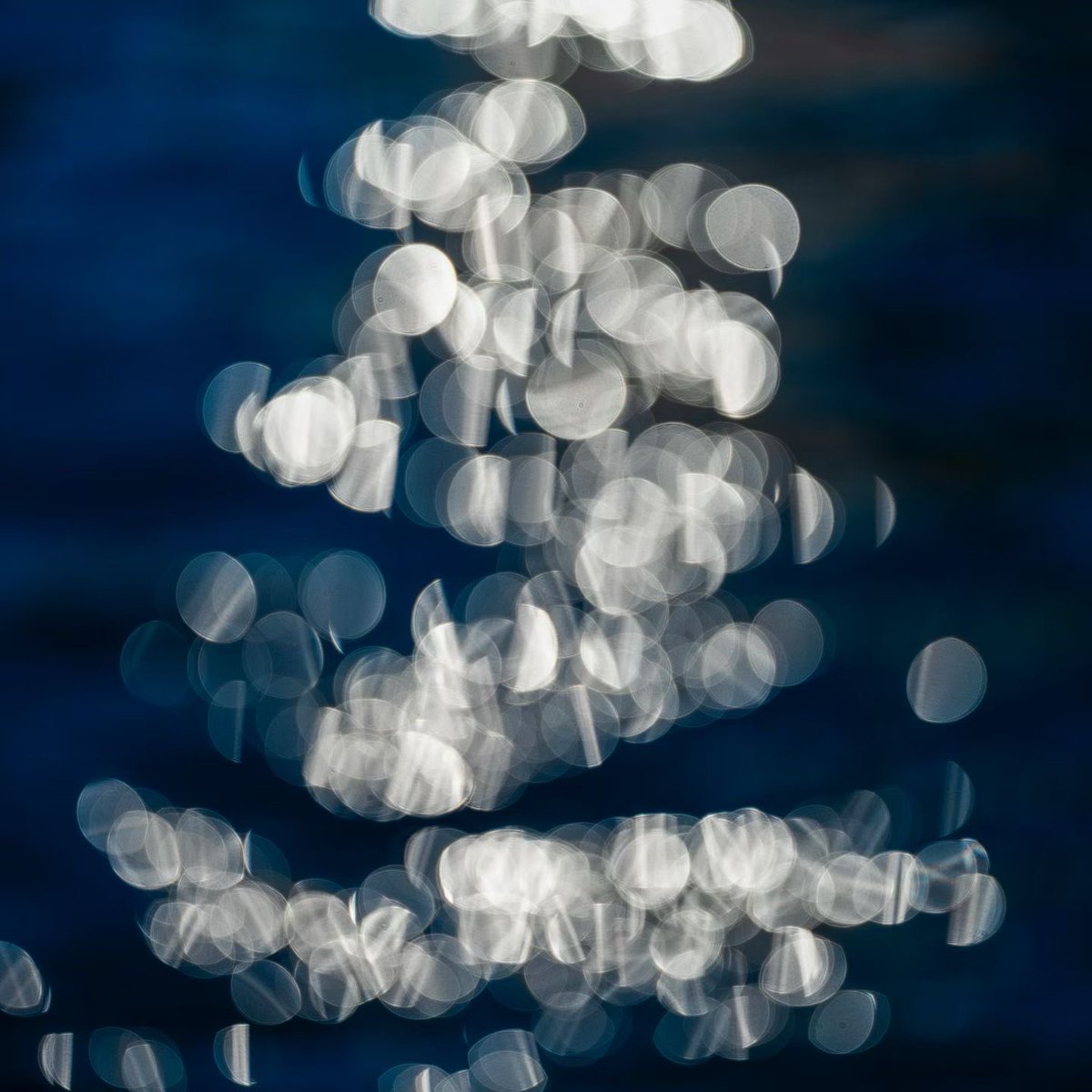 meikagallery's tweet image. Light scatters across the water,
like a memory without words, quietly drifting.
Nothing is being captured,
time is simply allowed to glow on its own.
by Pang Xiaowei
#PangXiaowei #light #water #reflection #photography