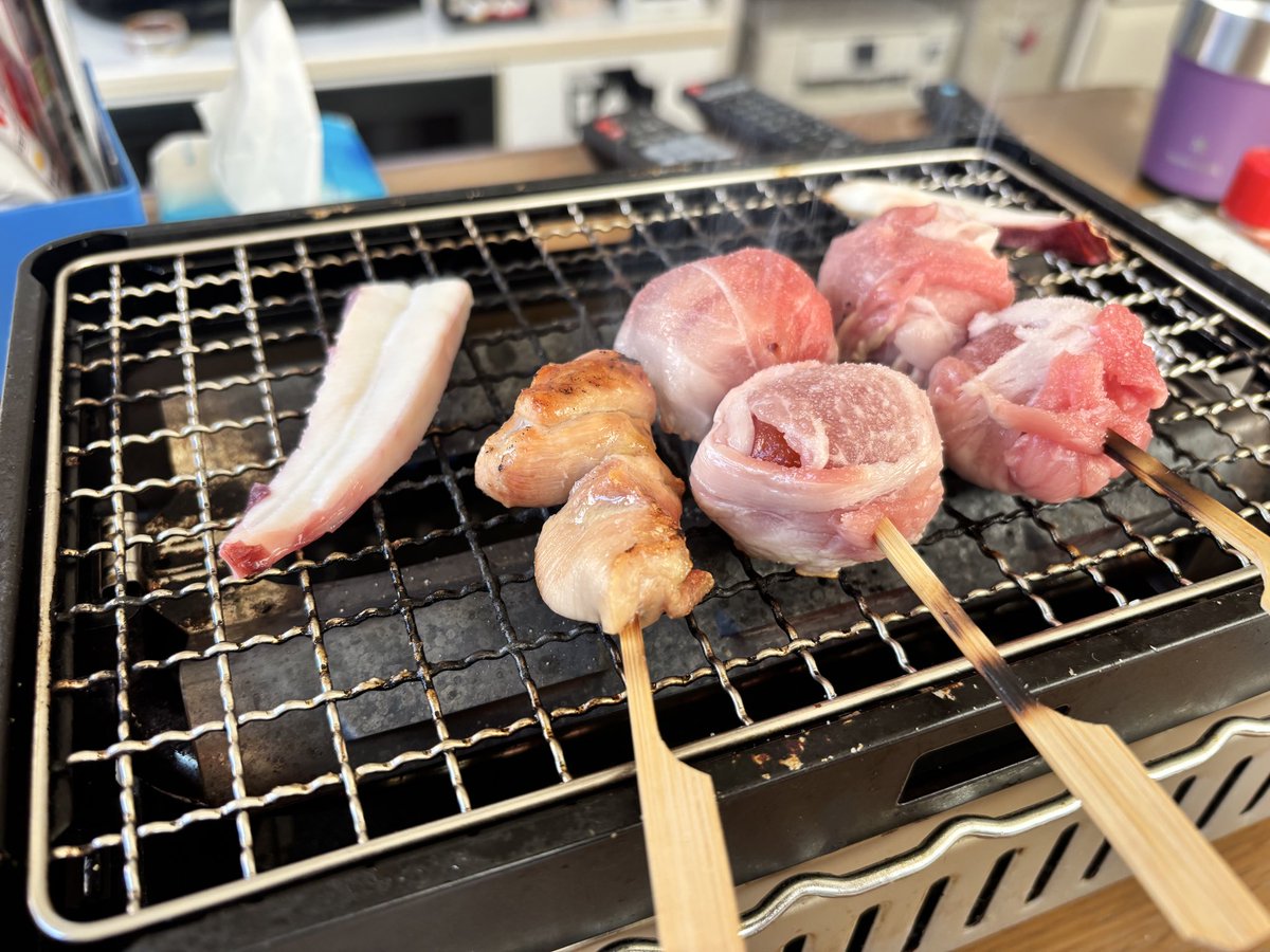 YOU_RASCAL2995's tweet photo. 家でやきとり
プチとまと🍅の肉巻きもね😋 https://t.co/i2zqrgOhG2