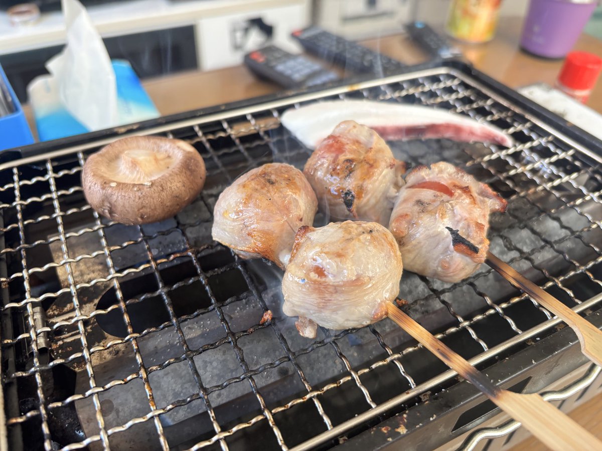 YOU_RASCAL2995's tweet photo. 家でやきとり
プチとまと🍅の肉巻きもね😋 https://t.co/i2zqrgOhG2