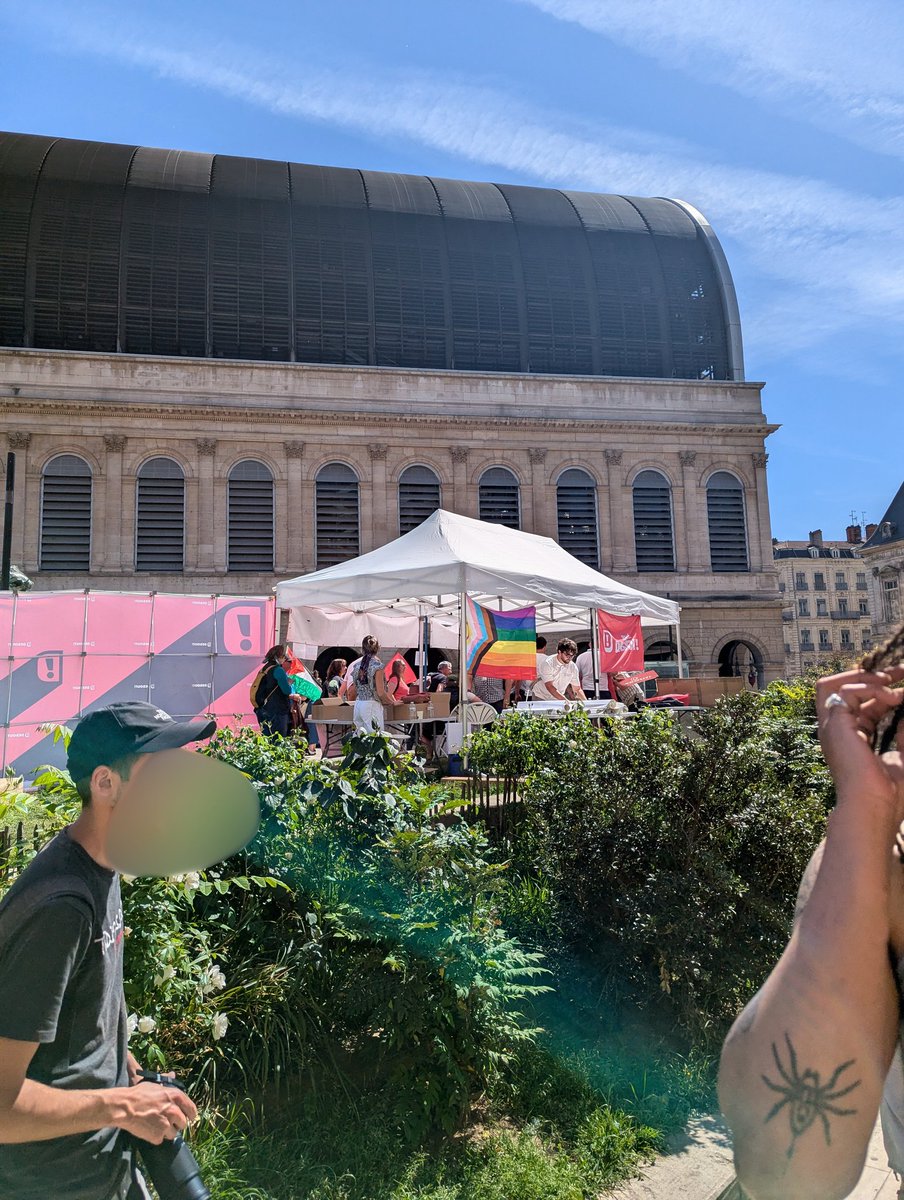 TailladeMathis's tweet photo. @Francois_Ruffin Ça met le drapeau LGBT à côté de la marche lesbienne (qui défilait juste à côté) mais quand le meeting commence ils faut bien enlever tout ça 
Ça ferait mauvais genre.... https://t.co/im10hclk02