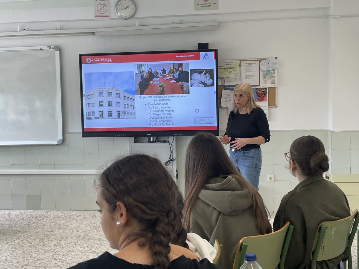 rbisgg73's tweet photo. En el marco del programa #Aciertas de @COSCEorg, el viernes estuvimos hablando del papel de los #veterinarios y de #reproduccion animal con estudiantes de bachillerato del @Ieslosolivos en Mejorada del Campo. Que buena experiencia llevar la #ciencia hasta los más #jóvenes! https://t.co/pfeFrYtmuR