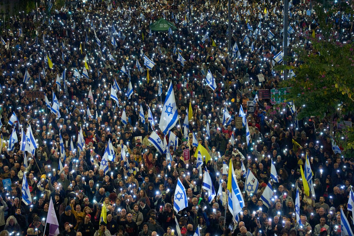 miriamkozakk's tweet photo. מחאות המוניות נגד "מלחמות אינסופיות" של ביבי והשחיתות שלו. העם דורש צדק על 7 באוקטובר, אבל נתניהו והשרים שלו ממשיכים להתחמק ולהאשים את "השמאל". זה אותו ביבי שגרם לפילוג, להרס כלכלי ולבושה בינלאומית. אנחנו לא נשתוק! ישראל דמוקרטית לפני הכל. https://t.co/nlG7AC1pHC