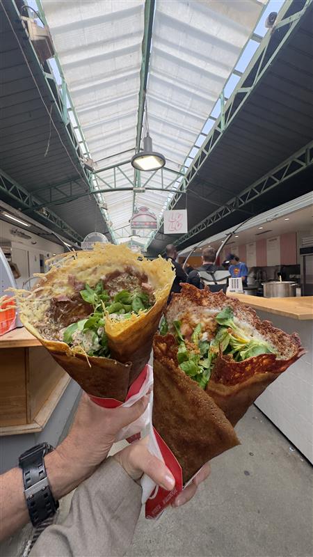MYBUSINFO's tweet photo. パリ最古の市場 Marché des Enfants Rouges にあるLULU Crêperieをご紹介♪
フランスのクレープは変わり種もたくさん！
王道の ガレット（ハム・チーズ・卵） から、セラーノハム系、さらに アンドゥイユ（ホルモン）ガレット まで😲ホルモンガレットを頼んでみましたが、なかなか大人な味でした😋 https://t.co/KNx8iebmEX