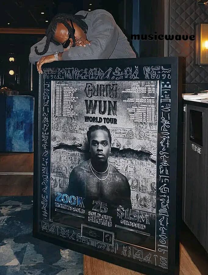 tsme1fk's tweet image. #Gunna with his successful "Wun World Tour" Plaque.🚨🚨

💥 25 sold out shows 
💥 200K tickets sold
💥 $15M grossed