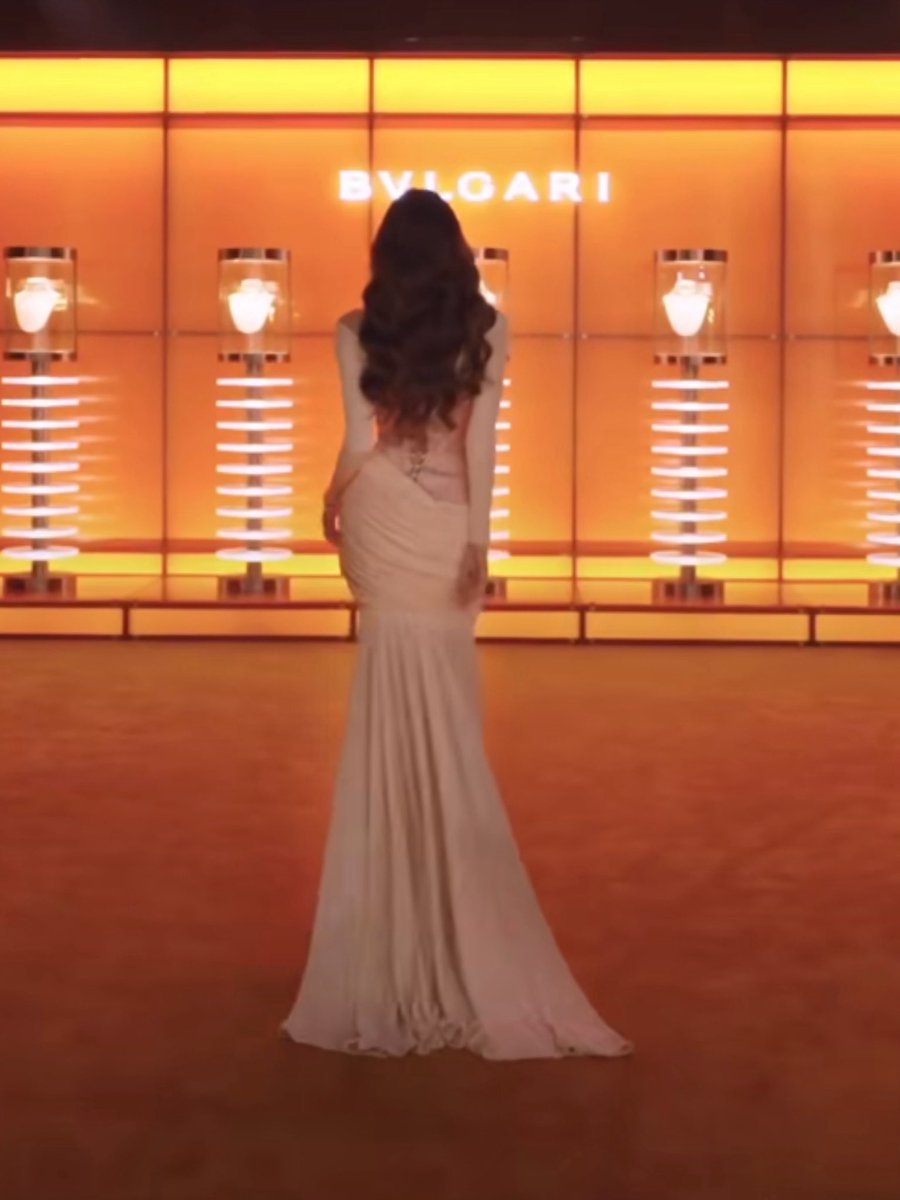 แค่เห็นข้างหลังก็รู้เลยว่าต้องสวยมากกกกกกก โหวตให้น้องลิซ่าค่ะ

I vote #LISA for #ArtistaFemininaInternacionalDoAno &amp; #ArtistaAsiáticoDoAno at the #SECAwards 2026