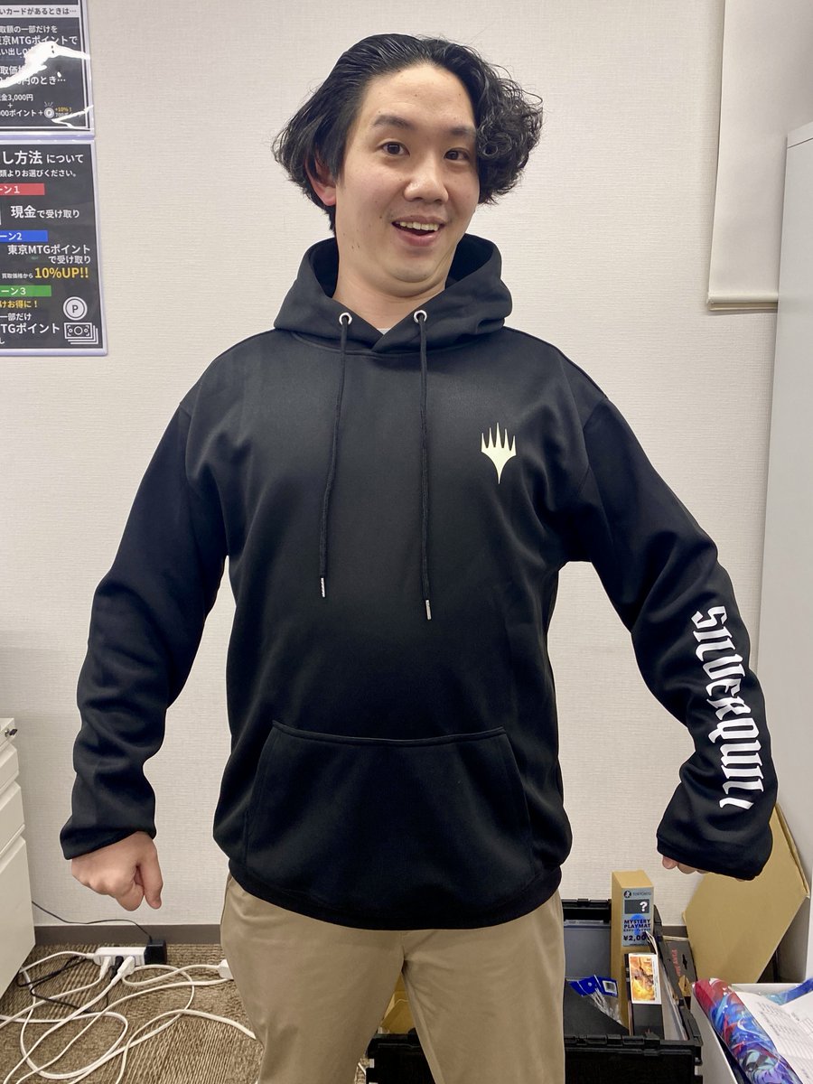TokyoMTG's tweet photo. 👕アパレル入荷情報👖

「ストリクスヘイヴンの秘密」のパーカーが入荷しました！
各8000円です✨

各大学のマークをあしらったクールなデザインにノジマもご満悦☺️

海外でのプロモーショングッズで、日本では珍しい一品となります👀✨

店内ワゴンコーナー付近に展開中です👏

#東京MTG秋葉原 https://t.co/GzJYexE3Wv