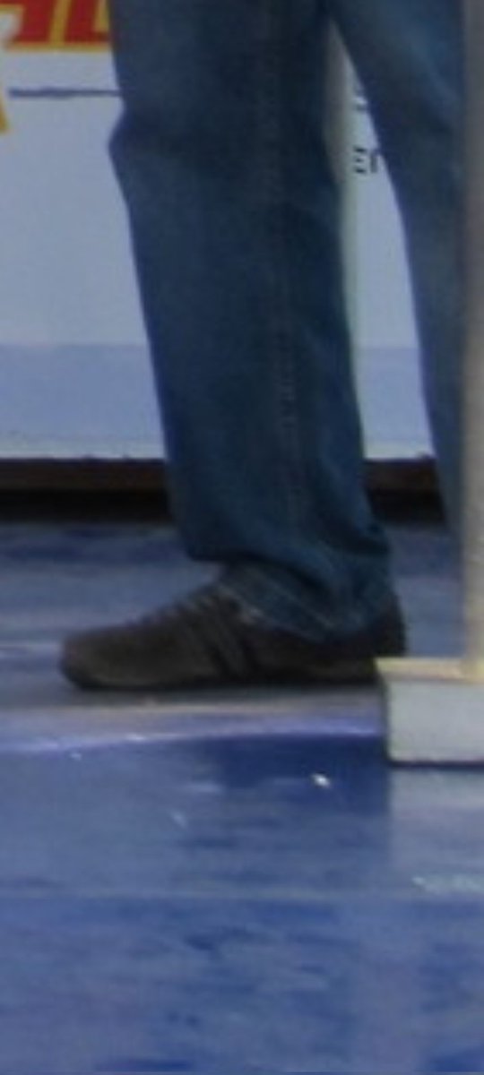 jriveraburgos's tweet photo. @roquemocan @JuanPuebloSV2 1. Zapatos TEMU de la época (adilazz), 2. vaso vodka de acaudalado, reloj de 'millonario" pero pusera cacasa, 3. Cara de depredador sexual, sin cámara al menos marca Nikon, gorra Adidas toda hecha mierda, todo un millonario este HDPta verdad? https://t.co/McJ3KPUD2T