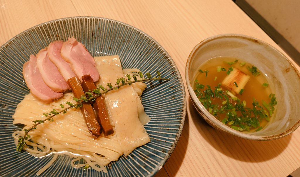 #あわいの民エア飲み会 🥂
鴨刺しと鴨昆布水つけ麺という最高セットでテーブルの隅っこにお邪魔します🦆🦆🦆

ファミマのあい鴨串で鴨愛が爆発してる🤤💥
鴨しゃぶと北京ダックもたべたい……ﾊﾟﾘﾊﾞﾘダックはエーダリアさま会かな🤔
#あわいの民エアお茶会