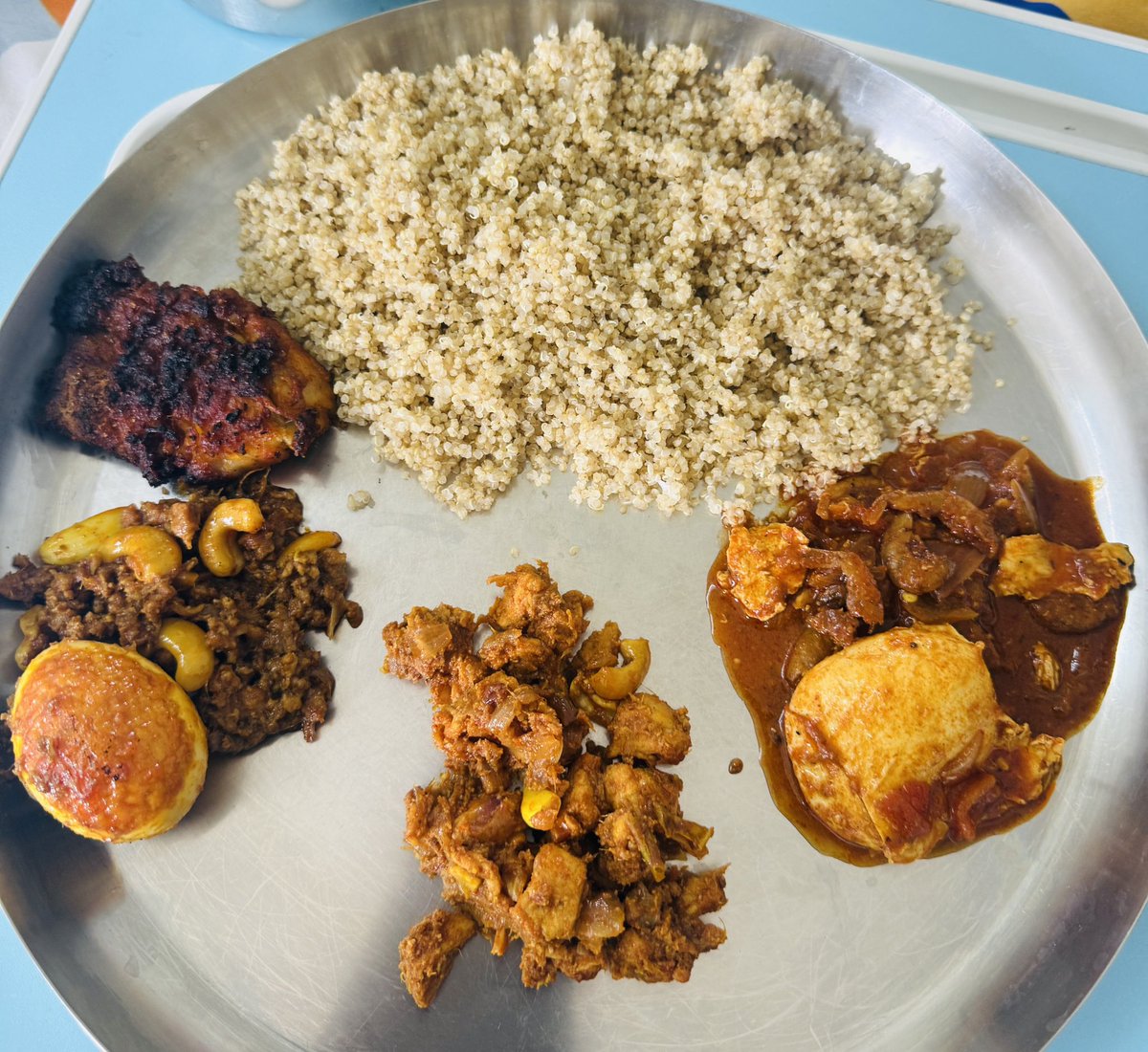 sunny5boy's tweet image. #Lunch : Sunday 😎

** Quinoa
** Chicken Fry
** Kodiguddu Mutton Kheema
** Fish Fry
** Kodiguddu Enduroyyalu Tomato 
** Curd

#Food #RJY
