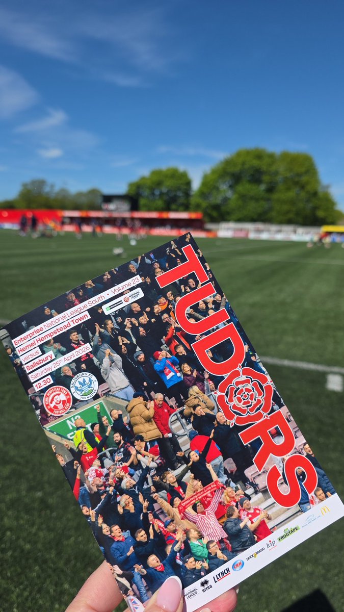 jojoleep's tweet photo. So proud of how far my little team @hemelfc have come &amp; now we're in the play offs! 👏 Thank you @lee_allinson @IanAllinson11 &amp; boys! 🫶 @nonleaguesouths @UKFDFC #HemelTownFC #TudorArmy ❤️ https://t.co/JsrYP2fM1l