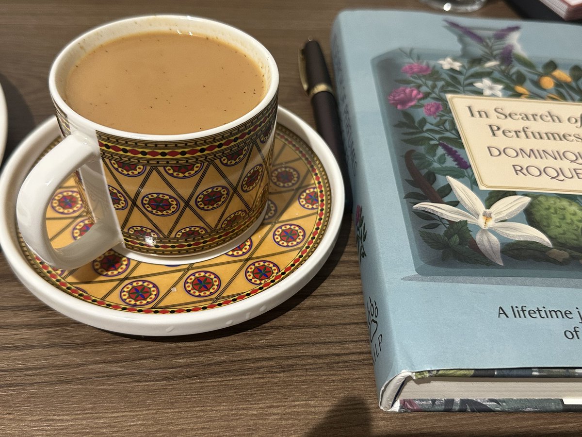 EvolveLeadLove's tweet image. Do you find Happiness in the ordinary things? I do. Here is my package of joy at my study :A tea cup ,a book with a pen and my own sacred space ..

#Chai #Happiness #Books #Food #Photography