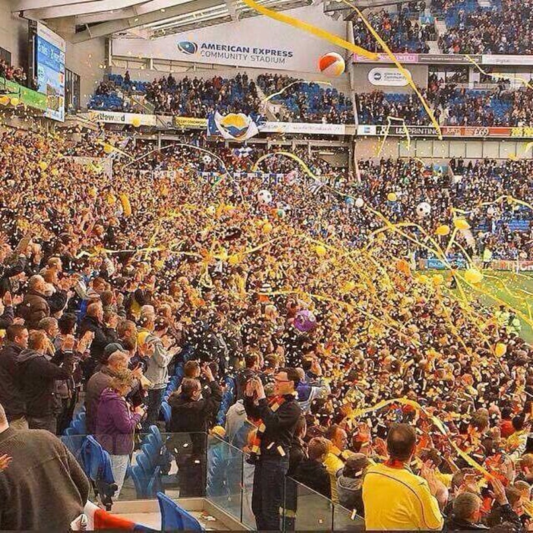 RookeryEmma's tweet photo. Superb pics on Timehop this morning. Better days 💛 (Vydra doing an Ashley Cole will always crack me up 😂) https://t.co/urMYX6o7P6