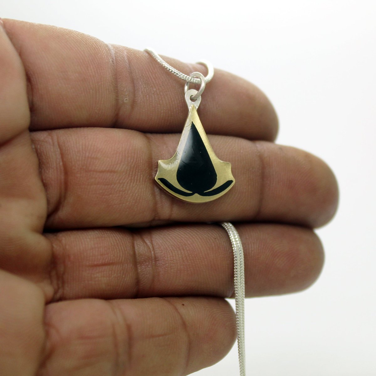 Plataica's tweet image. Para los/las más fans de la saga, colgante #AssassinsCreed ⚔️  en #plata925 y latón

👉 bit.ly/46wk3P6

#handmade #joyeríaartesanal #envíogratis #Odyssey #Kassandra #AssassinsCreedOdyssey #Creed #Assassin #acvalhalla