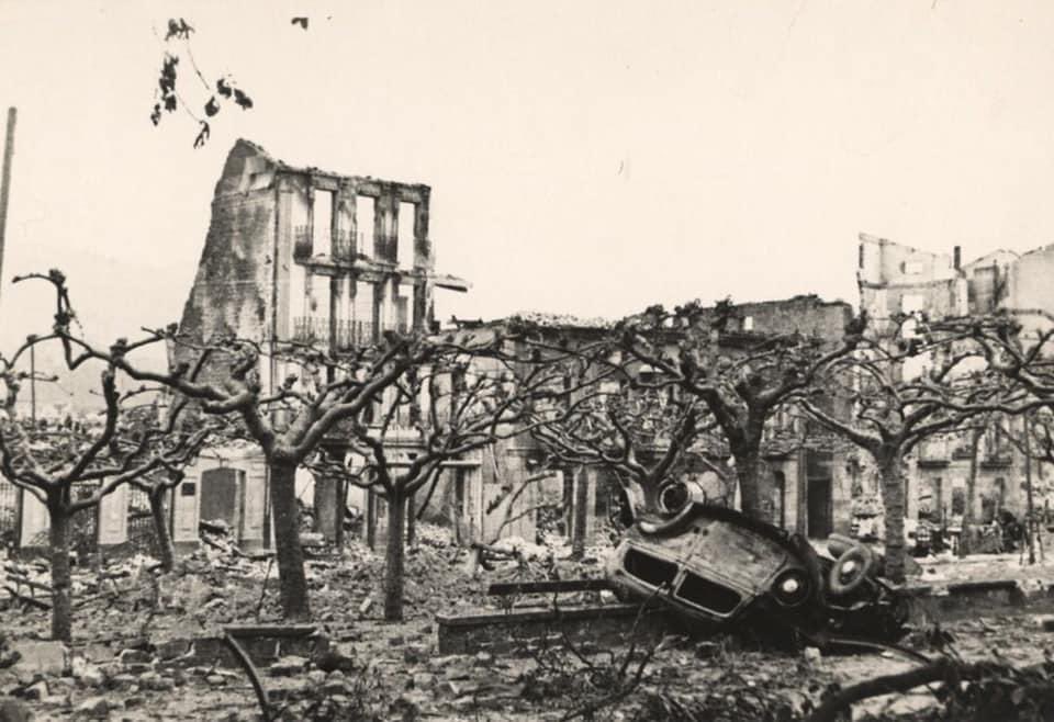 ideiazabaldub's tweet photo. Gaur duela 89 urte, frankisten aginduak jarraituz, nazien Kondor Legioak eta italiar faxisten Aviazione Legionariak #Gernika bonbardatu zuten ehunka hildako eta zauritu utziz eta eraikinen %85 erabat suntsituz.

Astelehenero bezala merkatu eguna zen herrian.

#Gernika89 https://t.co/GctlJJxXru