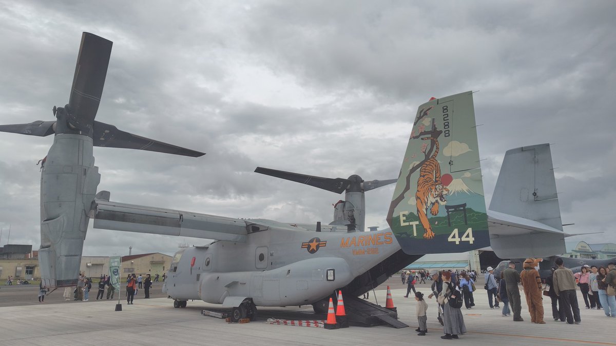 kitaichi_e5's tweet image. 海自「あのー、立入規制用にコーンとバーをどうぞ」
米軍「…要らんけどなぁ…とりあえず機体の下へでも置いとくか」

相変わらず触り放題の米軍でした。
#エアメモリアル鹿屋2026
#オスプレイ #usaf #usmarines #usnavy