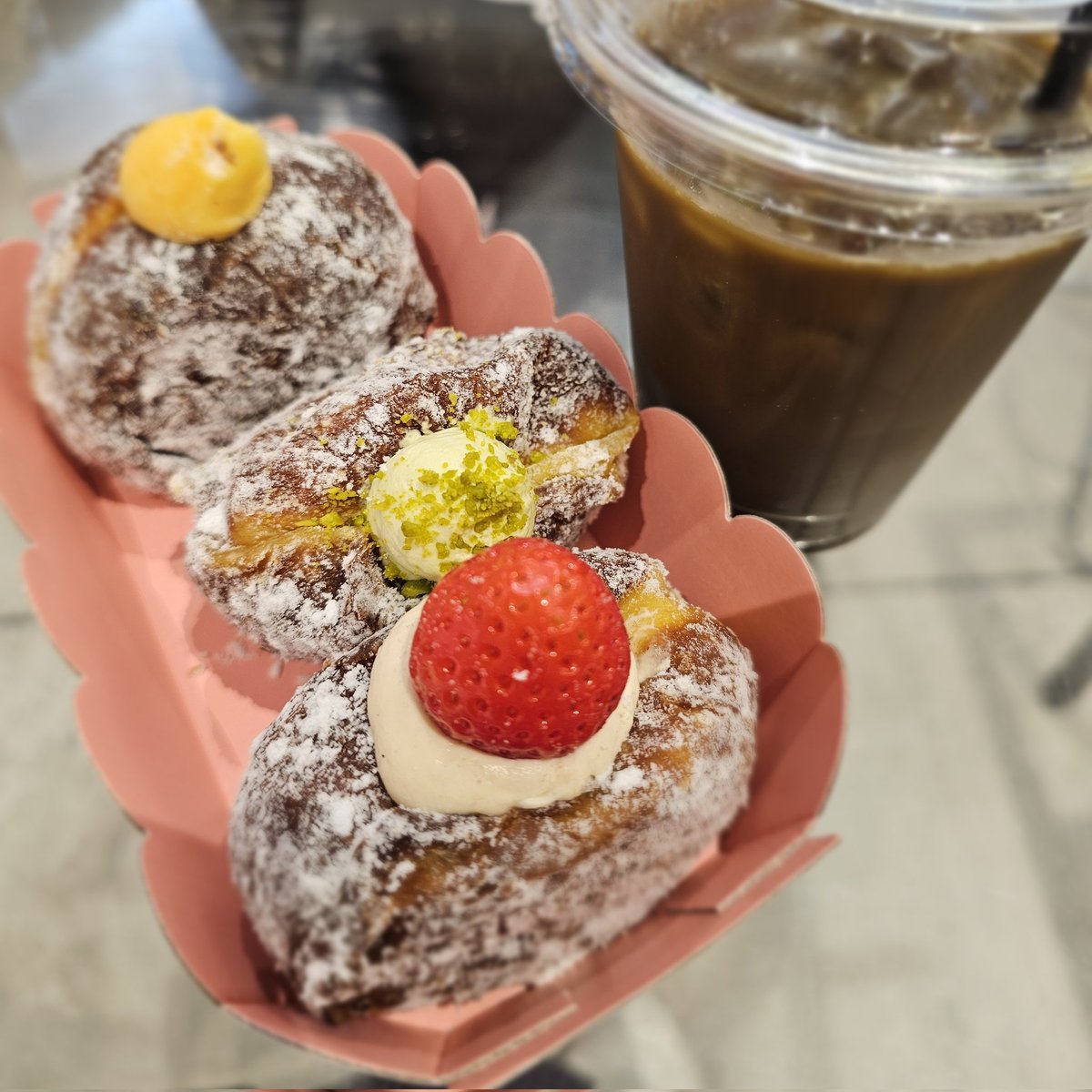 nami73217's tweet photo. 渋谷でI'm Donut?
大阪やと京都まで行かないと食べれないので。
やっぱり美味しい～♥️
いくつでも食べられるぅww
#アイムドーナツ https://t.co/M7EMLE0zOf